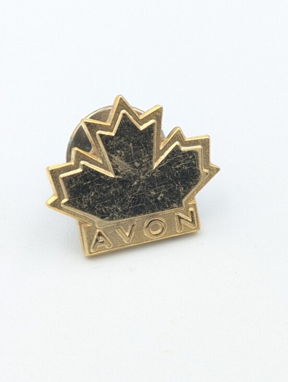 5/25$  Vintage Avon signed Birks gold tone lapel pin maple leaf Canada